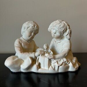 Vintage 1992 Heartwarmers Wrapping Moms Present Sculpture 1st Ed. C.G. Alarcon